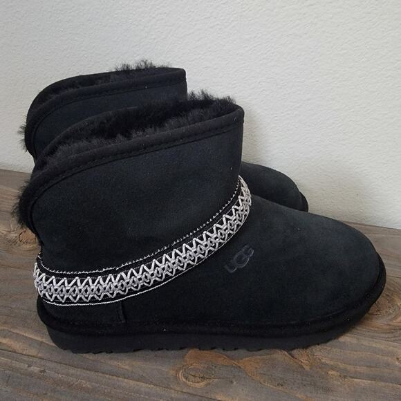 Ugg Women Sz 7 Classic Short Mini Crescent Black Ankle Boot Lamb Cuffable NEW - Picture 1 of 13